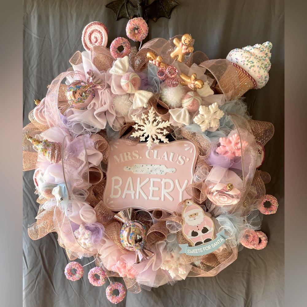 Mrs. Claus’ Bakery Wreath 24”